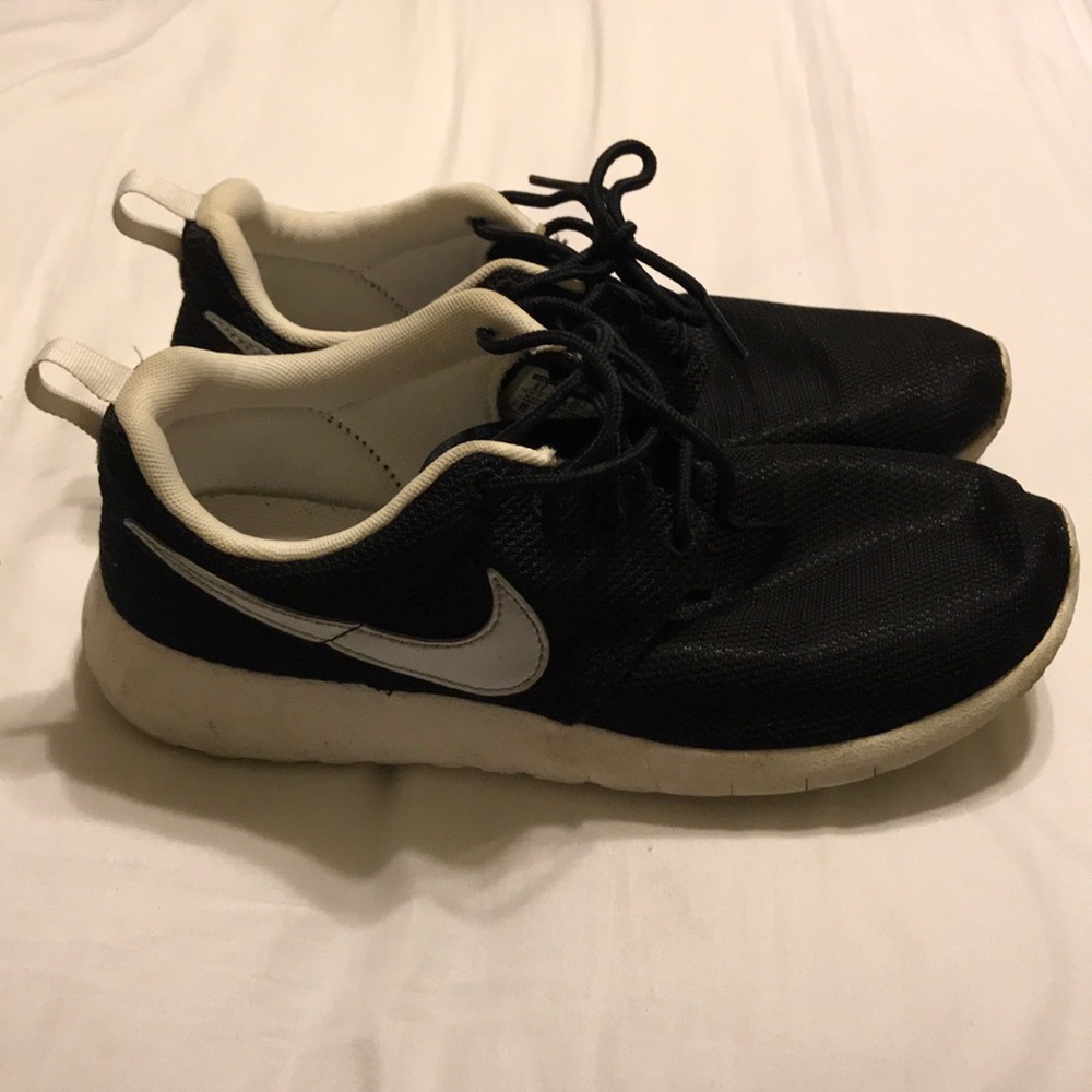 Women’s Nike Roshe - Picture 3 of 3